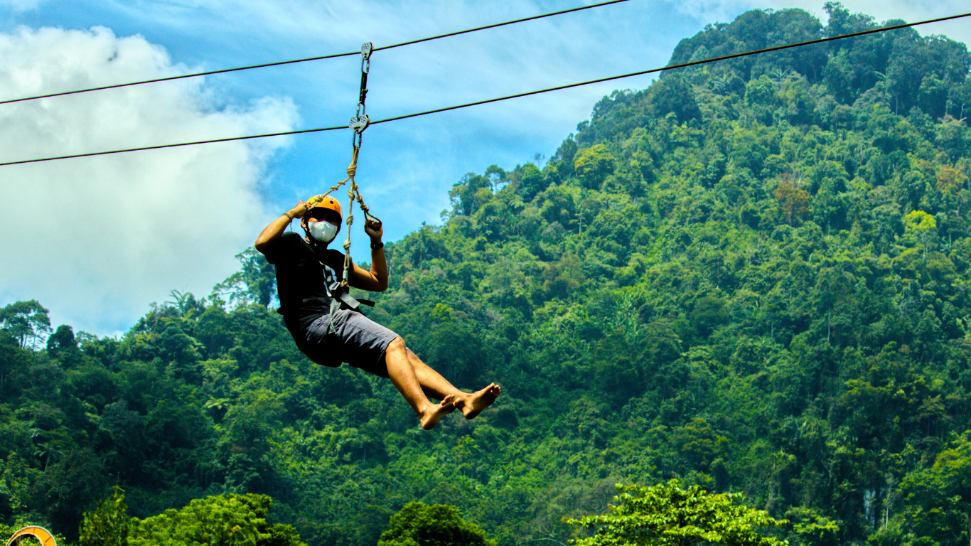 flying fox wisata adrenalin di kaliurang